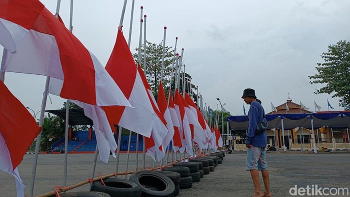 Sebanyak 135 bendera setengah tiang di pasang di luar Stadion Kanjuruhan