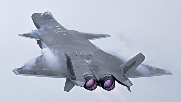 Sebuah jet tempur siluman J-20 melakukan afterburner selama Pameran Penerbangan dan Antariksa Internasional China ke-14 di Zhuhai di provinsi Guangdong, China selatan, , Selasa (8/11/202). China menampilkan generasi jet tempur terbarunya. (Deng Hua/Xinhua via AP) Sebuah jet tempur siluman J-20 melakukan afterburner selama Pameran Penerbangan dan Antariksa Internasional China ke-14 di Zhuhai di provinsi Guangdong, China selatan, , Selasa (8/11/202). China menampilkan generasi jet tempur terbarunya. (Deng Hua/Xinhua via AP)