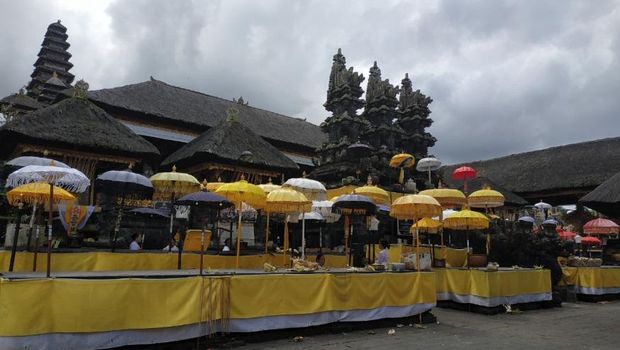 Bali dikenal sebagai salah satu pulau paling populer di dunia. Pulau Bali sering dijadikan destinasi wisata turis mancanegara maupun turis lokal asal Indonesia.