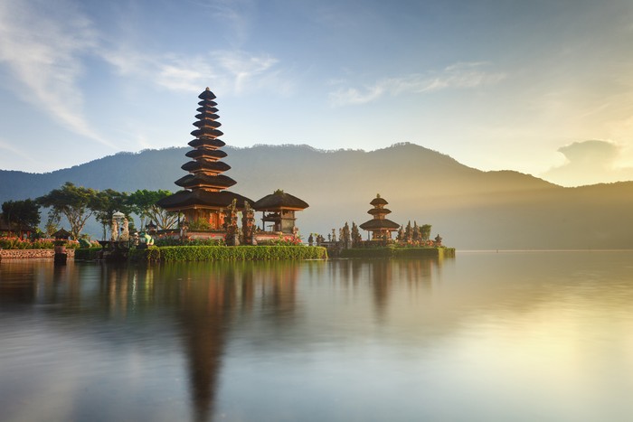 Bali dikenal sebagai salah satu pulau paling populer di dunia. Pulau Bali sering dijadikan destinasi wisata turis mancanegara maupun turis lokal asal Indonesia.