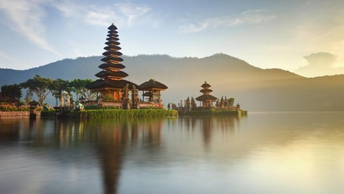 Bali dikenal sebagai salah satu pulau paling populer di dunia. Pulau Bali sering dijadikan destinasi wisata turis mancanegara maupun turis lokal asal Indonesia.