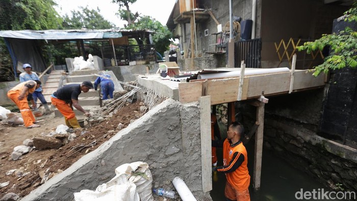 Sempat Bikin Banjir, Jembatan di Pondok Bambu Kini Dibangun Lebih Tinggi Pembongkaran jembatan yang dianggap mengakibatkan banjir di kawasan Pondok Bambu, Jakarta Timur selesai dilakukan. Kini, jembatan rumah warga itu dibangun kembali dengan konstruksi lebih tinggi supaya tidak menghalangi aliran air, Rabu, 9/11/2022.