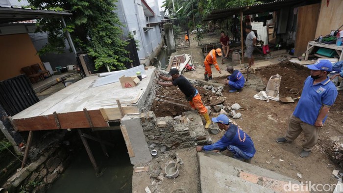 Pembongkaran jembatan yang dianggap mengakibatkan banjir di kawasan Pondok Bambu, Jakarta Timur selesai dilakukan. Kini, jembatan rumah warga itu dibangun kembali dengan konstruksi lebih tinggi supaya tidak menghalangi aliran air, Rabu, 9/11/2022.