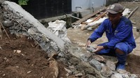 Pemilik jembatan bersedia jembatan itu dibongkar. Pembongkaran dilakukan sejak 24 Oktober lalu. Kini, jembatan rumah warga itu dibangun kembali.