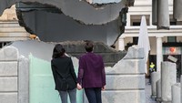 Gedung ini sebenarnya karya ilusi seorang seniman dan desainer bernama Alex Chinneck.