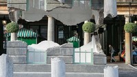 Lokasi gedung tersebut berada di Londons Covent Gardens East Piazza.