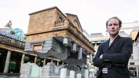 Ini adalah Alex Chinneck sang pembuat bangunan ajaib tersebut.