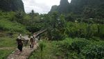 Serunya Menyusuri Sungai di Pegunungan Karst Rammang-Rammang Maros