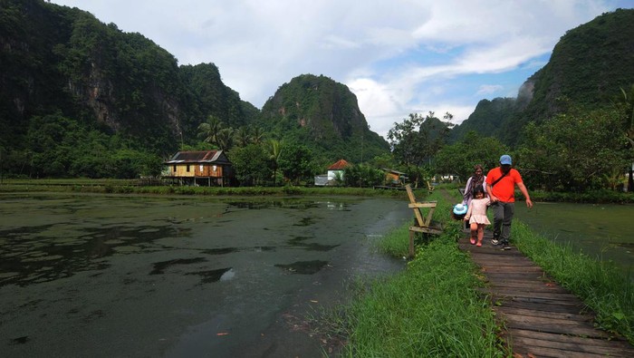 Serunya Menyusuri Sungai di Pegunungan Karst Rammang-Rammang Maros Pengunjung menyusuri sungai dengan perahu menuju desa wisata di kawasan pegunungan Karst Rammang-Rammang di Kabupaten Maros, Sulawesi Selatan, Selasa (8/11/2022). Pengunjung dapat menyewa perahu dengan biaya Rp200 ribu hingga Rp300 ribu tergantung jumlah penumpangnya untuk menyusuri Sungai Pute menuju desa wisata Rammang-Rammang yang memiliki pemandangan alam pegunungan karst. ANTARA FOTO/Aloysius Jarot Nugroho/tom.