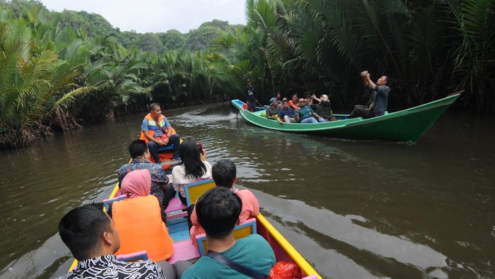Serunya Menyusuri Sungai di Pegunungan Karst Rammang-Rammang Maros Pengunjung menyusuri sungai dengan perahu menuju desa wisata di kawasan pegunungan Karst Rammang-Rammang di Kabupaten Maros, Sulawesi Selatan, Selasa (8/11/2022). Pengunjung dapat menyewa perahu dengan biaya Rp200 ribu hingga Rp300 ribu tergantung jumlah penumpangnya untuk menyusuri Sungai Pute menuju desa wisata Rammang-Rammang yang memiliki pemandangan alam pegunungan karst. ANTARA FOTO/Aloysius Jarot Nugroho/tom.