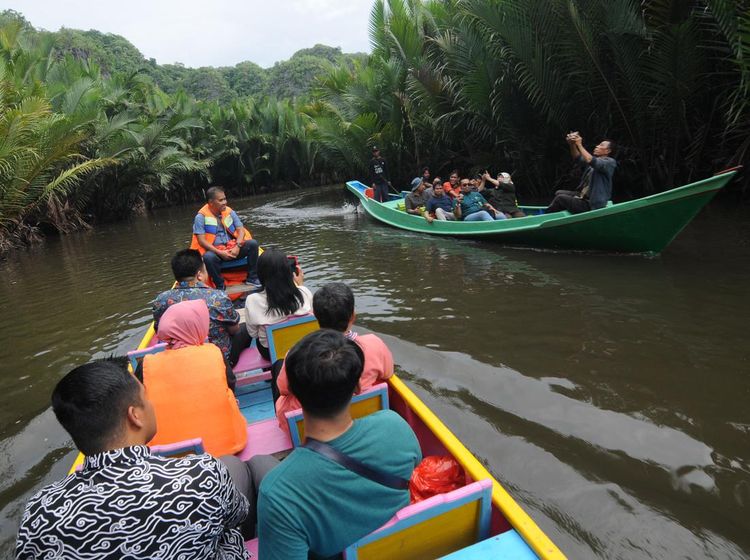 Serunya Menyusuri Sungai di Pegunungan Karst Rammang-Rammang Maros