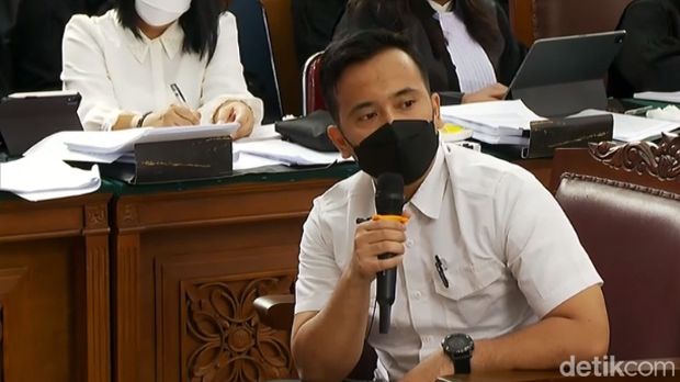 Daden Mifthul Haq, mantan ajudan Ferdy Sambo menjadi saksi dalam sidang kasus pembunuhan Brigadir J. Daden masih melayani keluarga Sambo hingga sekarang.