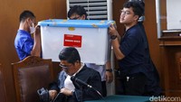 Pihak JPU terlihat menyiapkan berkas-berkas perkara di ruang sidang.
