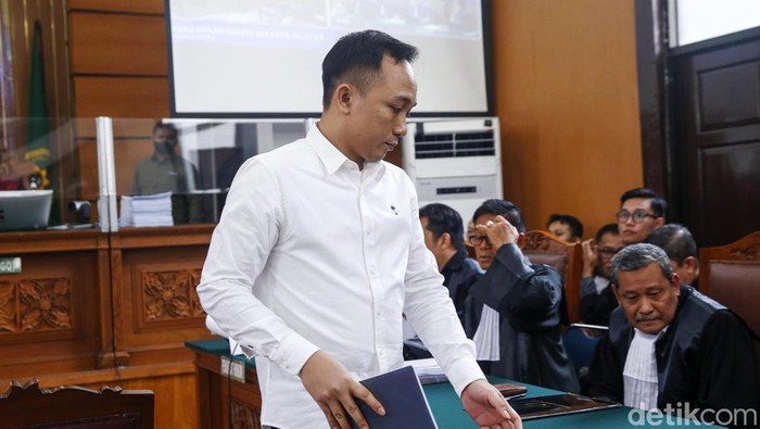 Terdakwa Ricky Rizal dan Kuat Maruf menjalani sidang lanjutan kasus pembunuhan Brigadir Yosua di PN Jaksel, Rabu (9/11/2022). Sidang menghadikan 10 orang saksi.