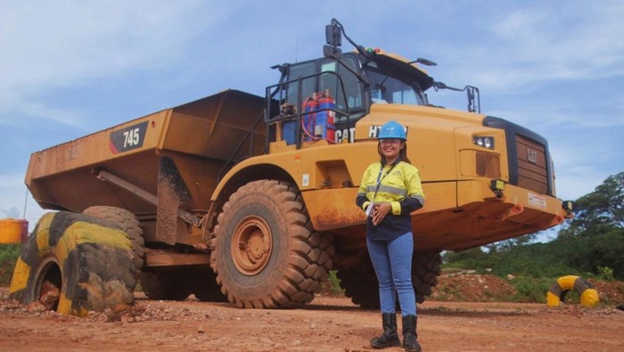 Srikandi operator alat berat tambang emas PT BSI di Banyuwangi