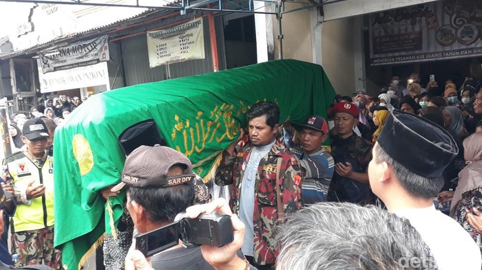 Suasana di rumah duka Fauzi Ajitama, siswa SD Muhammadiyah Bogor, Playen, Gunungkidul, yang tertimpa atap ambruk dan akhirnya meninggal dunia, Rabu (9/11/2022).