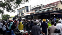 Suasana haru tampak di rumah duka Fauzi, Kalurahan Playen, Kapanewon Playen, Kabupaten Gunungkidul. Ratusan pelayat tampak datang silih berganti. Foto: Pradito Rida Pertana/detikJateng