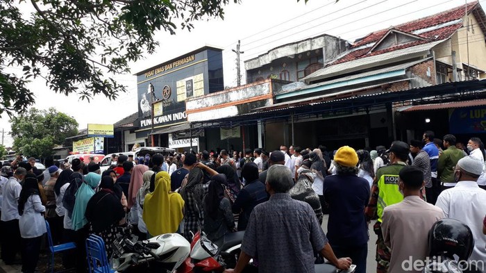 Suasana pemakaman Fauzi Ajitama (12) siswa tewas tertimpa atap ambruk SD Muhammadiyah Bogor, Gunungkidul, Rabu (9/11/2022).