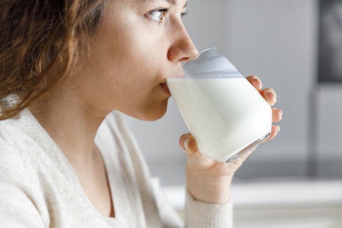 minum susu bisa memicu timbulnya jerawat