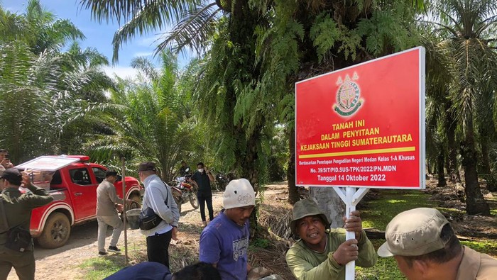 Tim Pidsus Kejati Sumut saat memasang plank penyitaan tanah di Langkat (Foto: Istimewa)