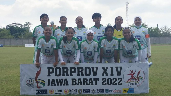 Tim sepak bola putri Kota Bandung.