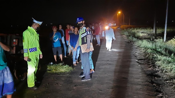 TKP kecelakaan truk dan pemotor di Mejobo, Kudus, Rabu (9/11/2022).