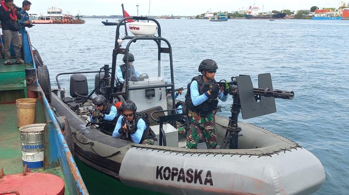 TNI AL juga menurunkan beberapa alutsista andalannya seperti 14 KRI, kapal boot hingga kapal Basarnas. TNI AL juga menurunkan beberapa alutsista andalannya seperti 14 KRI, kapal boot hingga kapal Basarnas.
