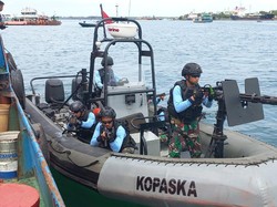 TNI AL juga menurunkan beberapa alutsista andalannya seperti 14 KRI, kapal boot hingga kapal Basarnas.  (Foto: Nuranda Indrajaya/detikBali)