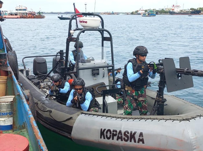 TNI AL juga menurunkan beberapa alutsista andalannya seperti 14 KRI, kapal boot hingga kapal Basarnas.