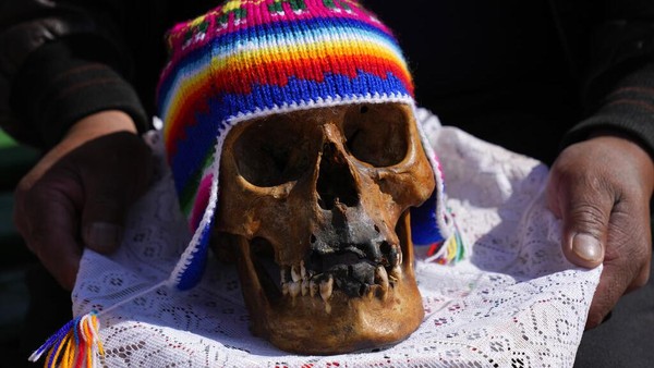 Seseorang membawa tengkorak manusia untuk diberkati selama Festival Natitas di La Paz, Bolivia, Selasa (8/11/2022).  
