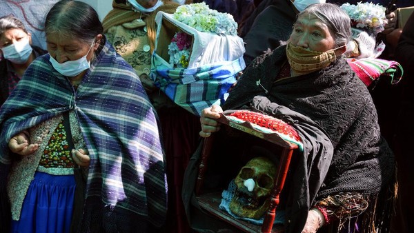 Sebuah kelompok keagamaan di Bolivia yang meyakini bahwa tengkorak adalah keluarga dekat mereka, menggelar sebuah upacara untuk menghormati mereka yang sudah meninggal.   