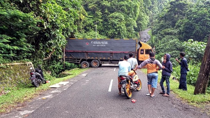 Truk kontainer menutupi jalan raya alternatif Palabuhanratu-Cikidang Kabupaten Sukabumi, atau tepatnya di tanjakan ekstrim Cisarakan.