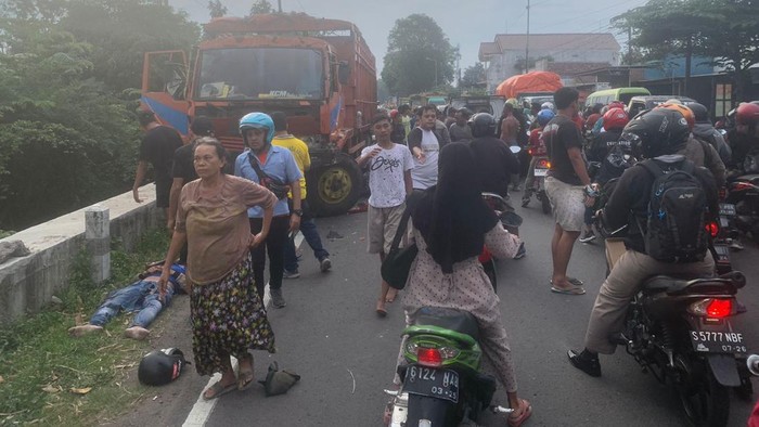 Truk tabrak 3 sepeda motor di Mojokerto, 1 pengendara motor tewas seketika.