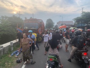 Tronton Seruduk 3 Motor di Mojokerto gegara Ban Pecah, 1 Tewas-2 Luka