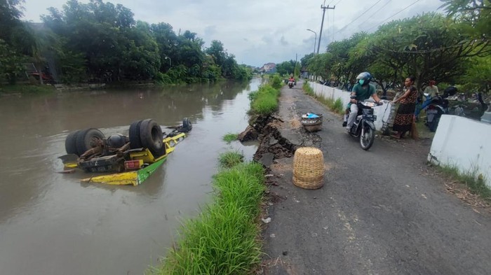 truk tercebur sungai