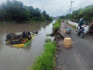 Truk Muat Tanah 7 Ton untuk Uruk Makam Tercebur Sungai di Sidoarjo