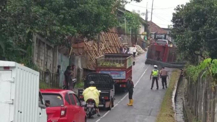 Truk terguling di Cijeruk, Kabupaten Bogor