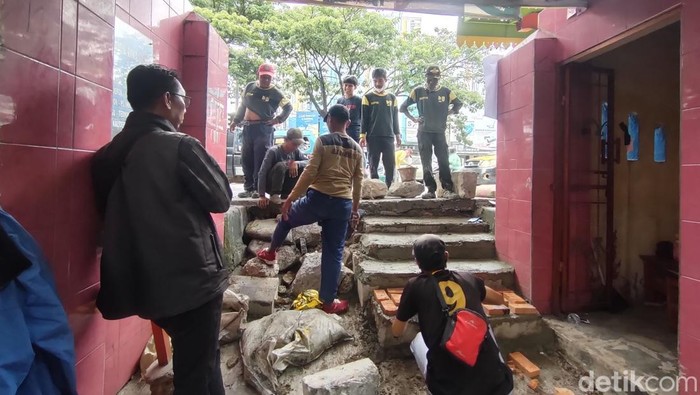 Viral Akses SDN 1 Pocin Depok tertutup revitalisasi trotoar