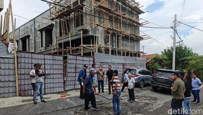 Eks PJU Polda Sumut Kombes (Purn) Makmur Ginting dan sejumlah warga sudah menunggu pembongkaran perumahan di kompleks DPRD hari ini (Nizar Aldi/detikSumut)