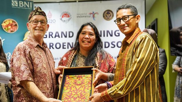 Menteri Pariwisata dan Ekonomi Kreatif (Menparekraf) Republik Indonesia, Sandiaga Salahuddin Uno secara langsung meresmikan pembukaan restoran Waroeng Windsor di London, Inggris pada Senin (7/11/2022).