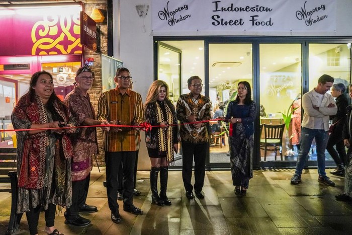 Menteri Pariwisata dan Ekonomi Kreatif (Menparekraf) Republik Indonesia, Sandiaga Salahuddin Uno secara langsung meresmikan pembukaan restoran Waroeng Windsor di London, Inggris pada Senin (7/11/2022).