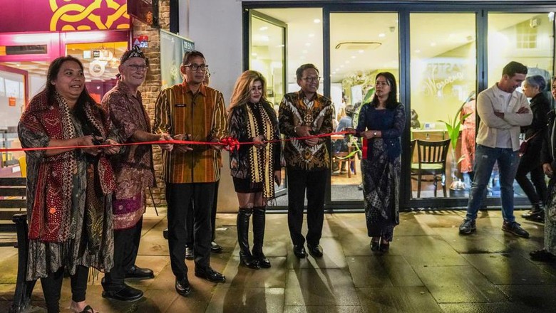 Waroeng Windsor London Menteri Pariwisata dan Ekonomi Kreatif (Menparekraf) Republik Indonesia, Sandiaga Salahuddin Uno secara langsung meresmikan pembukaan restoran Waroeng Windsor di London, Inggris pada Senin (7/11/2022).