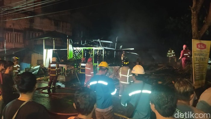 Warung di jalan raya Jogja-Magelang, Muntilan, Kabupaten Magelang, ludes terbakar, Rabu (9/11/2022).