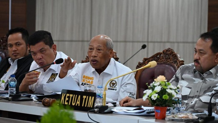 Anggota Komisi III Fraksi PDI Perjuangan Dapil Bali I Wayan Sudirta, SH, MH (tengah)