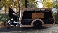 Manajer rumah duka Le Ciel et la Terre, Isabelle Plumereau, mengendarai kendaraan pengangkut jenazah yang diberi nama corbicyclette di Paris, Prancis, Senin (31/10/2022).  