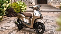 Yamaha Grand Filano Hybrid baru merupakan edisi spesial lantaran waktu peluncurannya bertepatan dengan 20 tahun Yamaha di pasar otomotif Thailand. Itulah mengapa, pabrikan menghadirkan satu warna khusus, yakni gold atau emas. Foto: Yamaha Thailand.