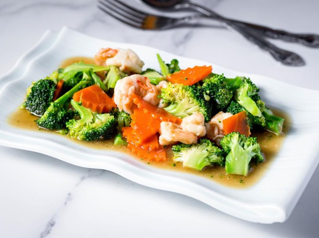 Broccoli and Carrot Sauteed Vegetables with Shrimp