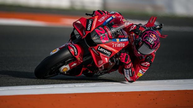 VALENCIA, SPAIN - NOVEMBER 08: Enea Bastianini of Italy and Ducati Lenovo Team rides now the Factory Ducati during the Official MotoGP Valencia Test at Ricardo Tormo Circuit on November 08, 2022 in Valencia, Spain. (Photo by Steve Wobser/Getty Images)