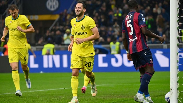 MILAN, ITALY - NOVEMBER 09: Hakan Calhanoglu of FC Internazionale celebrates a goal by penalty kick during the Serie A match between FC Internazionale and Bologna FC at Stadio Giuseppe Meazza on November 9, 2022 in Milan, Italy. (Photo by Stefano Guidi/Getty Images)