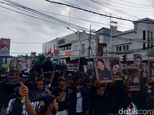 Aksi 40 Hari Tragedi Kanjuruhan, 135 Keranda Diarak ke Bundaran Tugu Malang